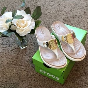 NWT Dual Crocs Relaxed Fit, White Thong Sandals